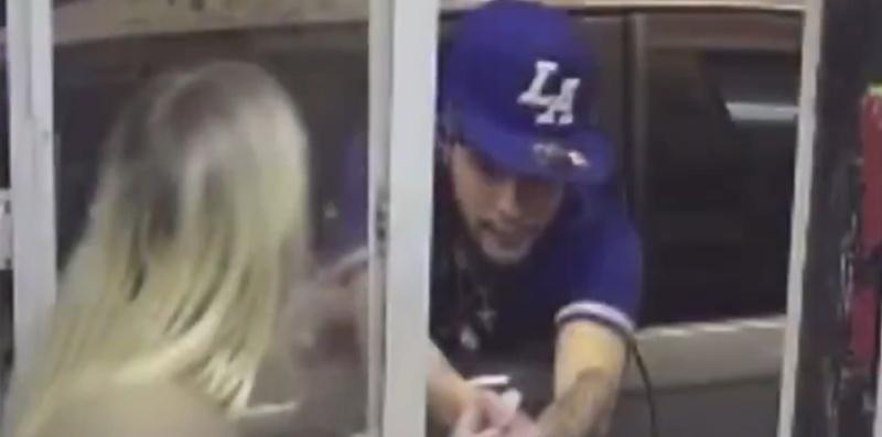 女店員用雙腿和手拼命撐住櫃台穩住身子。(X)