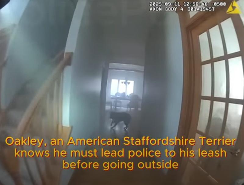 Oakley調頭示意警員跟隨,即使警員呼喚亦無理會。(FB)