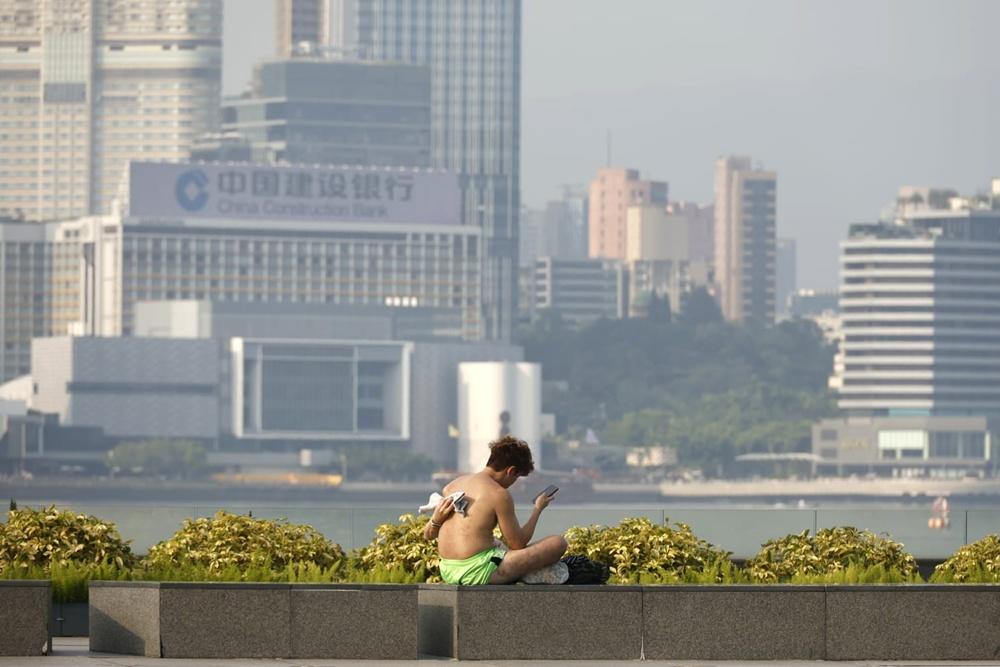 今日部分時間有陽光,日間酷熱,市區最高約34度。(資料圖片)