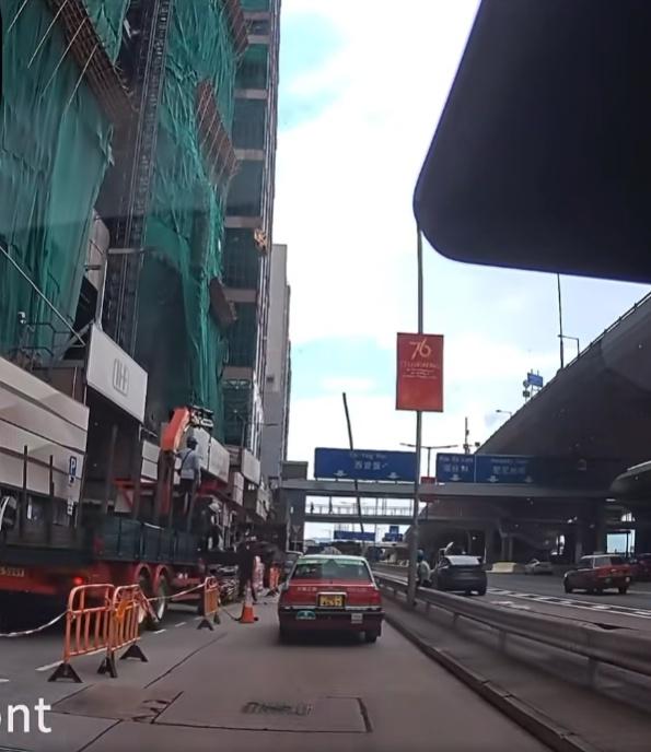 棚竹突然從天而降,擊中的士邊緣再彈落地,的士玻璃碎四濺,隨即停下。(FB/車cam L(香港群組))