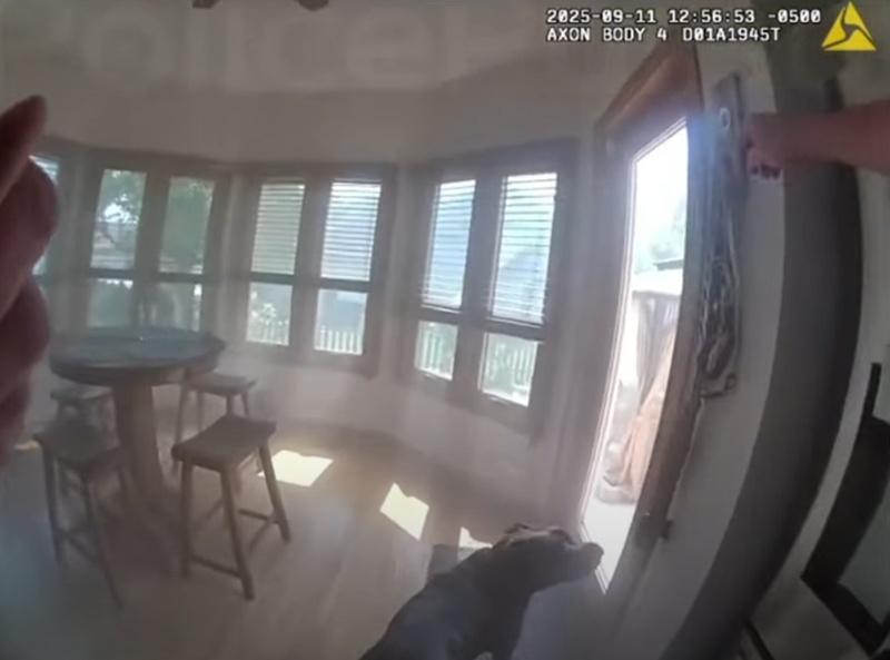 Oakley在其狗繩前坐,要警員為牠拴上牽引繩。(FB)