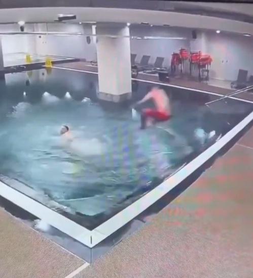 樂園空無一人,如包場專屬這父子的時光。(X)