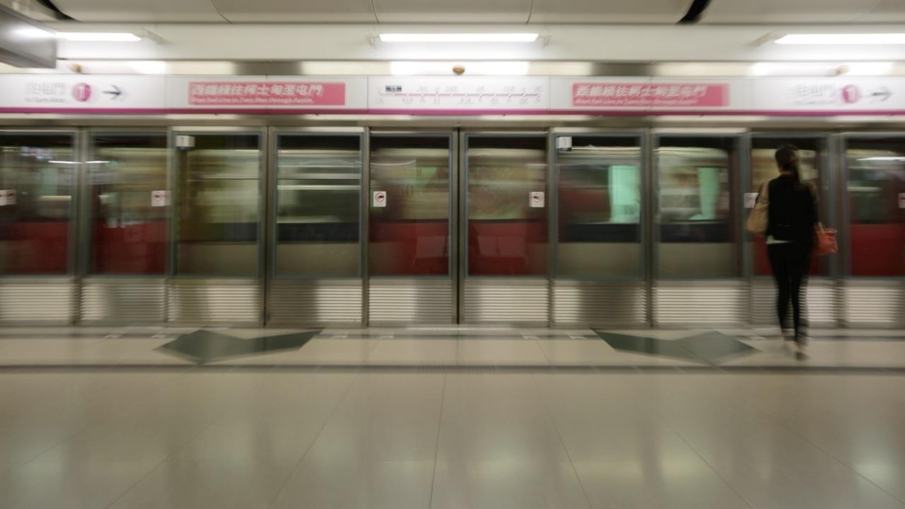 港鐵列車及輕鐵服務安排。(資料圖片)