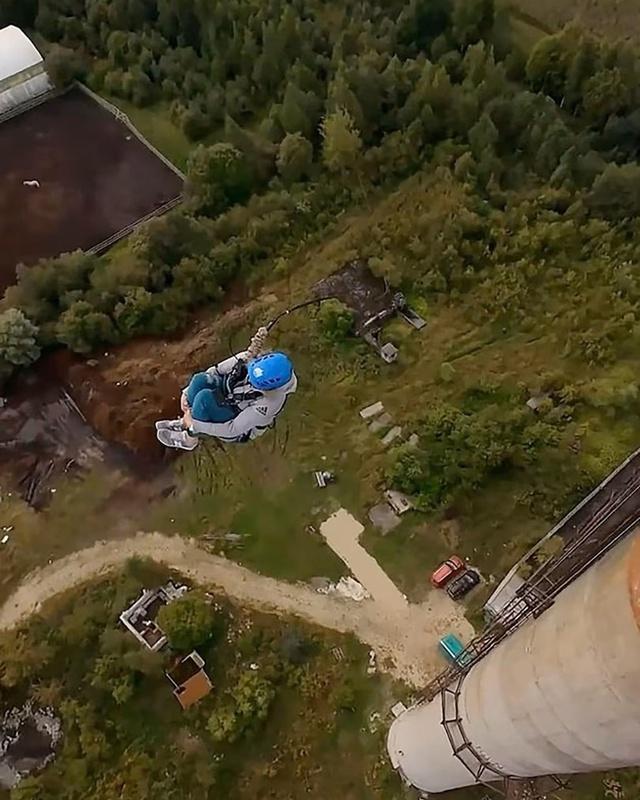 尖叫聲響徹半空,直至接近地面才被彈性繩拉住,完成挑戰。(YouTube)