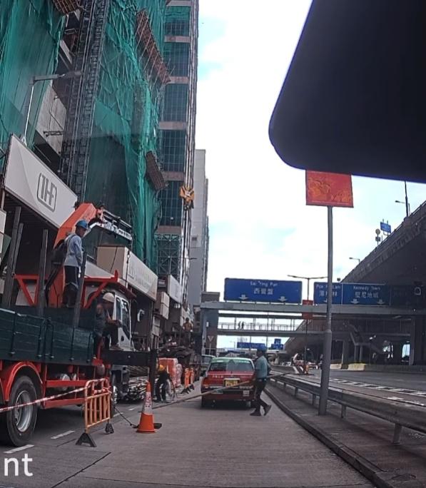 有地盤工人見狀馬上檢走棚竹。(FB/車cam L(香港群組))