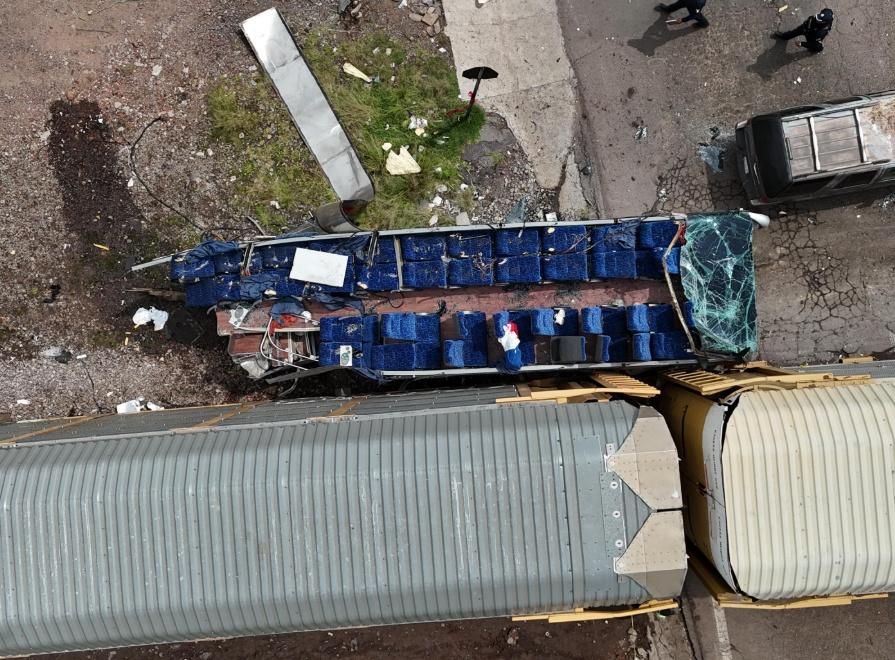 巴士車頂消失,上層座椅東歪西倒。(X)