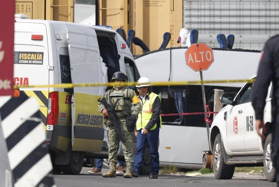 巴士車頂消失,上層座椅東歪西倒。(X)