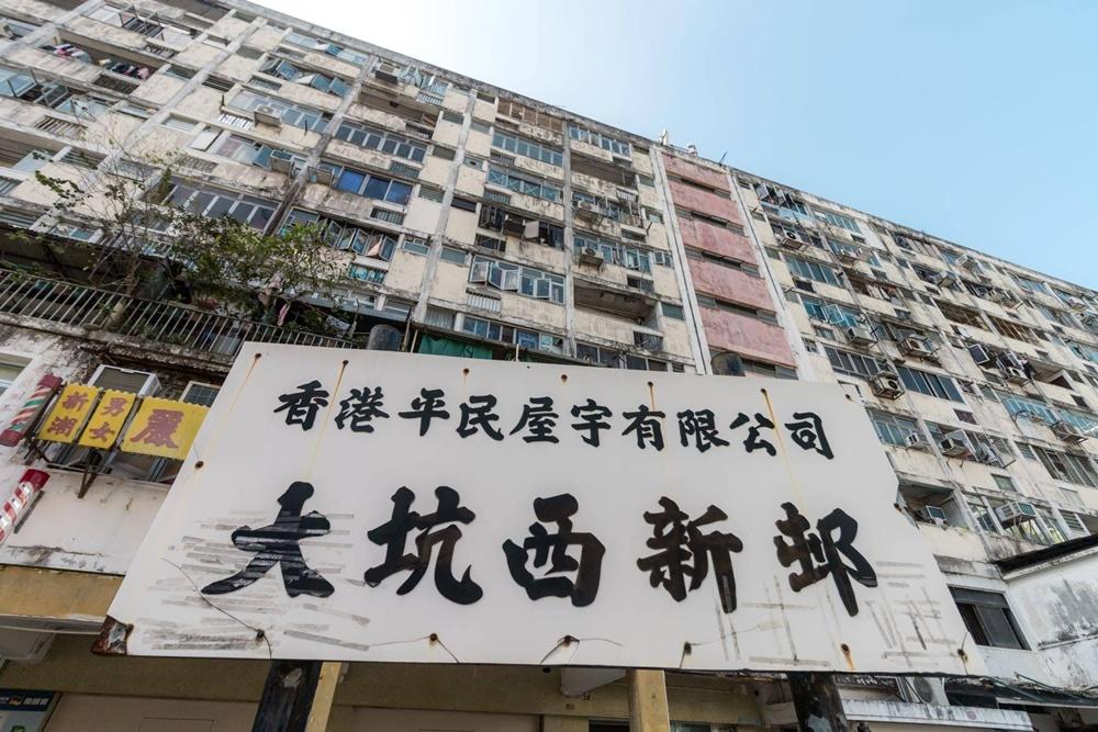珍惜生命,大坑西邨男割脈危站天台,控訴業主逼簽退租協議。(資料圖片)