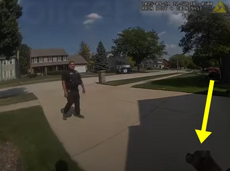 待牽引繩一扣好,一人一狗隨即迅速逃離火場。(FB)