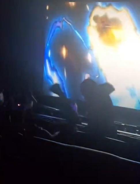 就在銀幕上播放「我妻善逸」對決上弦時,兩人就在觀眾席上演真實打鬥。(X)