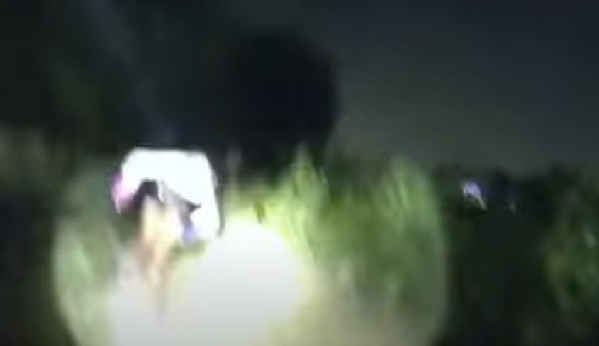 男子突然拔槍連射,詎料第一槍就擊中女子的後腦和警員的腰部,女子隨即倒地。(YouTube)