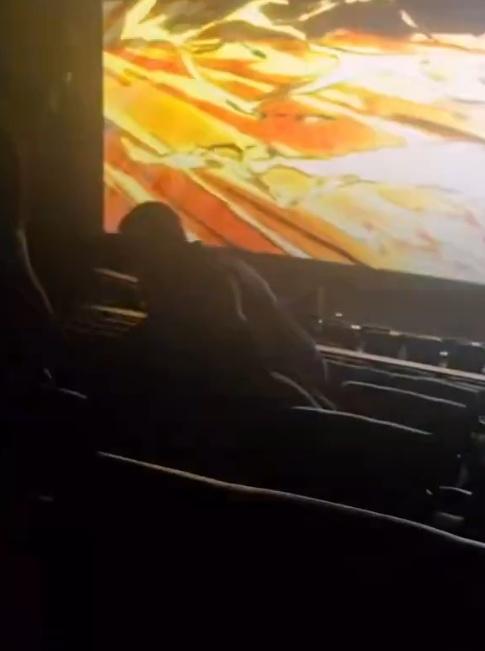 就在銀幕上播放「我妻善逸」對決上弦時,兩人就在觀眾席上演真實打鬥。(X)