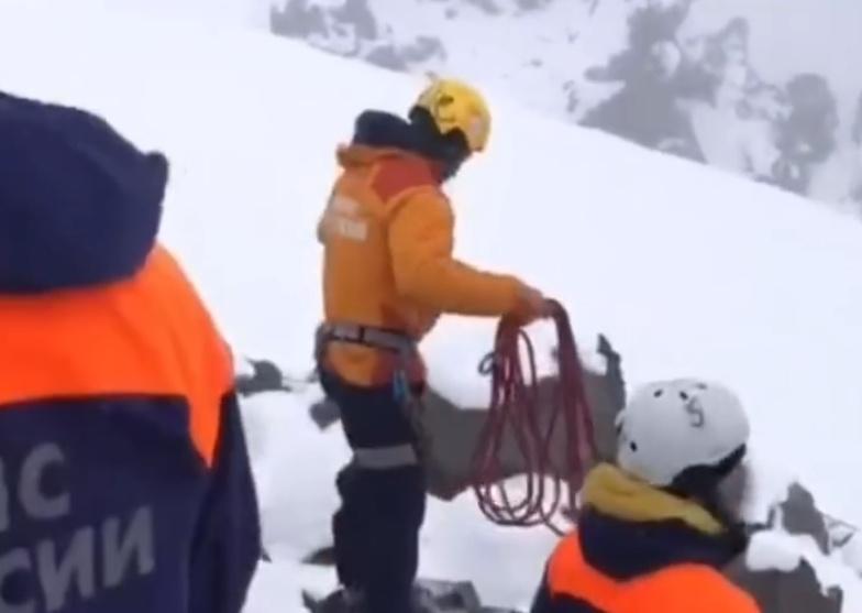 多名乘客坐在纜車上的椅子,有救援人員在場。(IG)