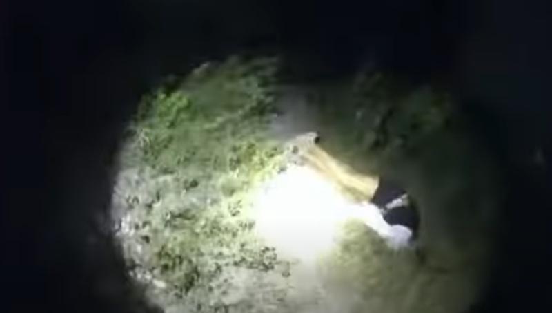 男子突然拔槍連射,詎料第一槍就擊中女子的後腦和警員的腰部,女子隨即倒地。(YouTube)