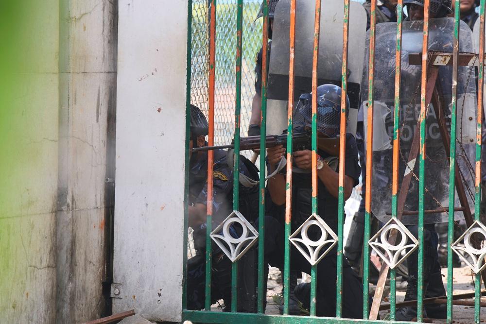 警方發射催淚彈、橡膠子彈和水炮驅散示威者。(AP)