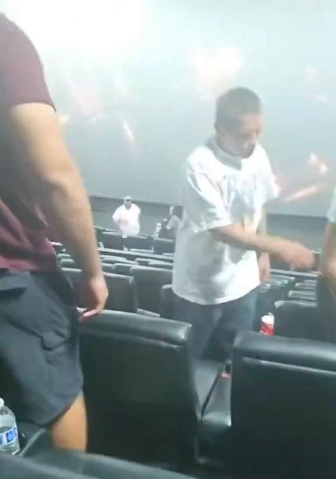 一直打到戲院職員全院亮燈才停止。(X)