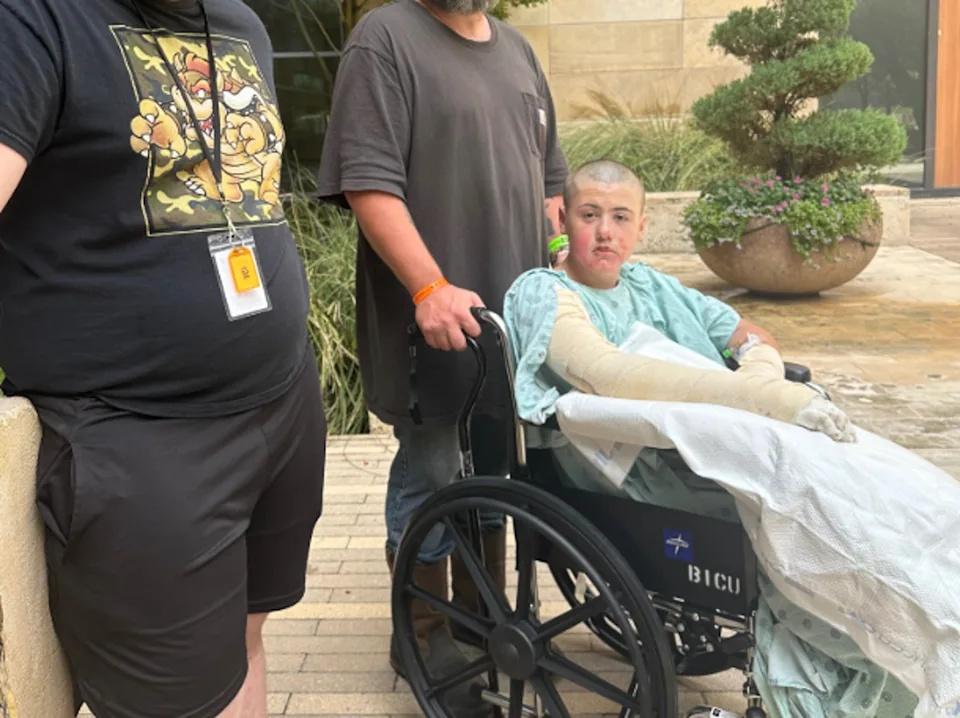 稱「康復期漫長而痛苦」網上發起籌款。(X)