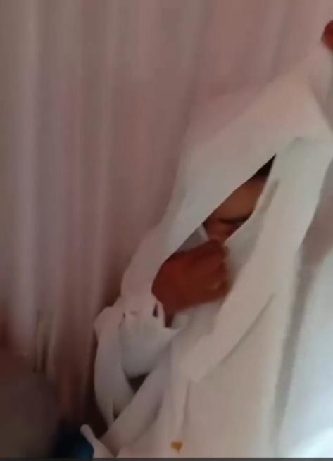 當眾人強行扯下面紗時,發現原來「新娘」留了鬍鬚,是一名男子。(IG)