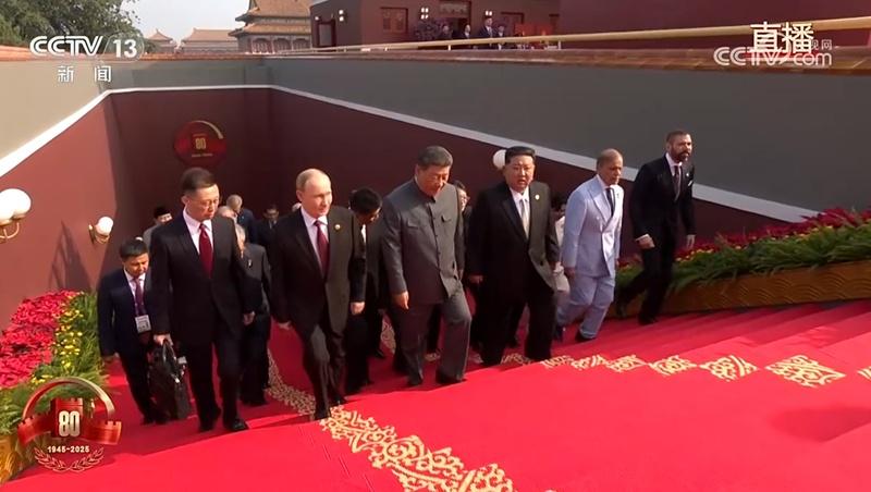 習近平與多國元首登上天安門城樓。(央視新聞)