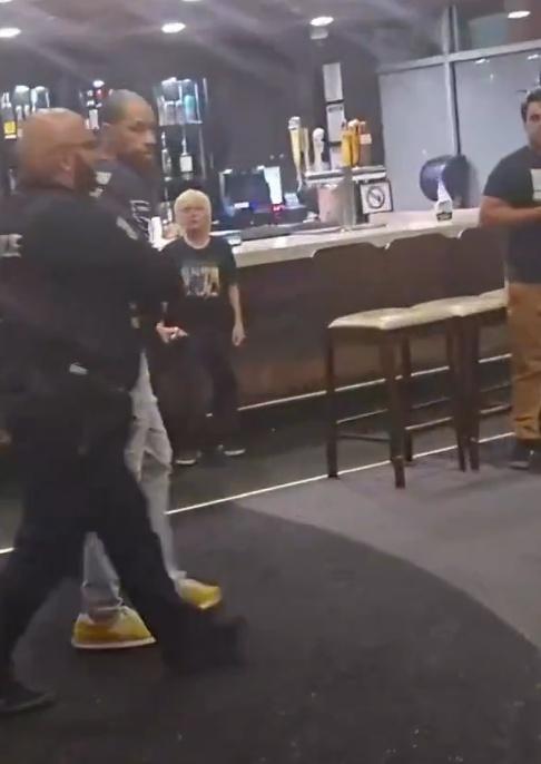 警方將便溺男子拘捕,控以毀損、妨礙公共秩序及猥褻暴露等罪名。(X)