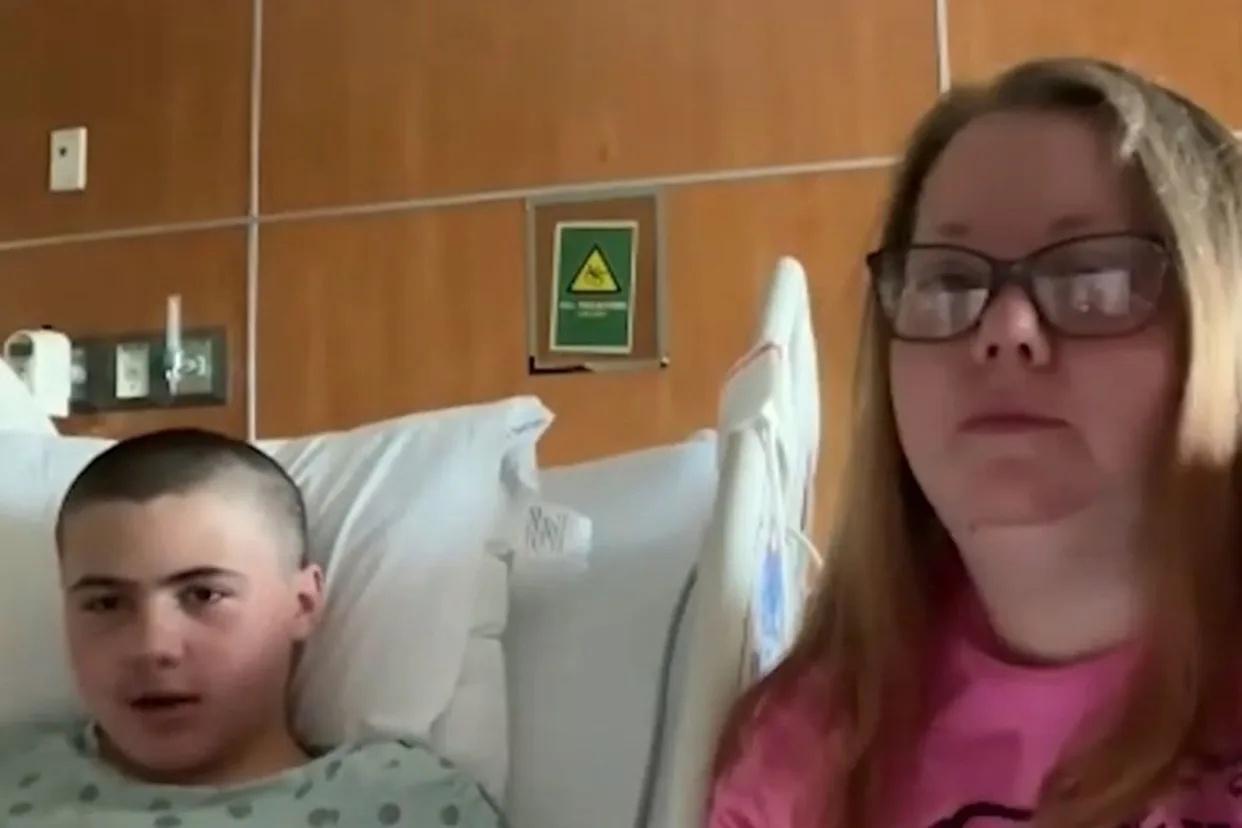 媽媽憶述著:「臉、胸部、手臂、肚子……他的皮膚看起來好像都融化了」。(X)