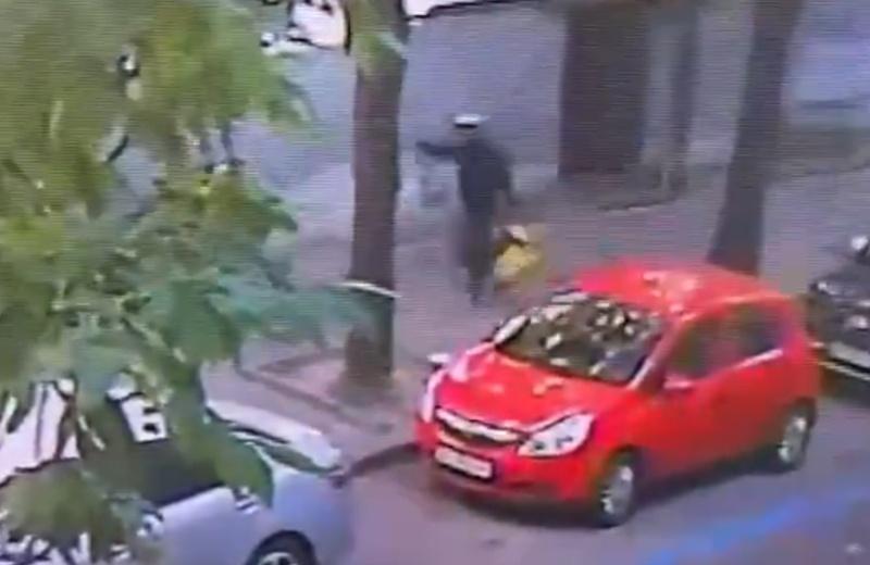 隨後兩人身影被樹遮住,未幾槍手步行逃離。(X)