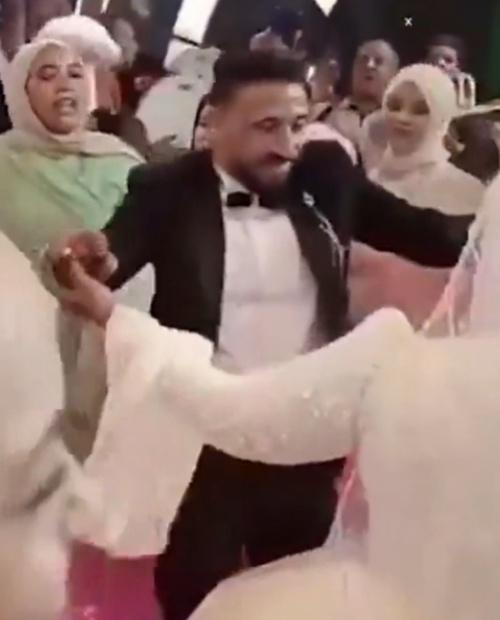 新郎牽著新娘,在賓客的簇擁下快樂地共舞。(X)