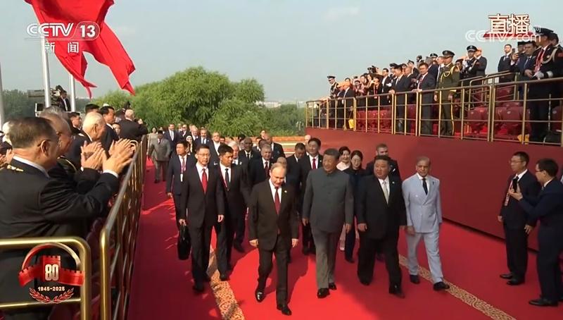 習近平與多國元首登上天安門城樓。(央視新聞)