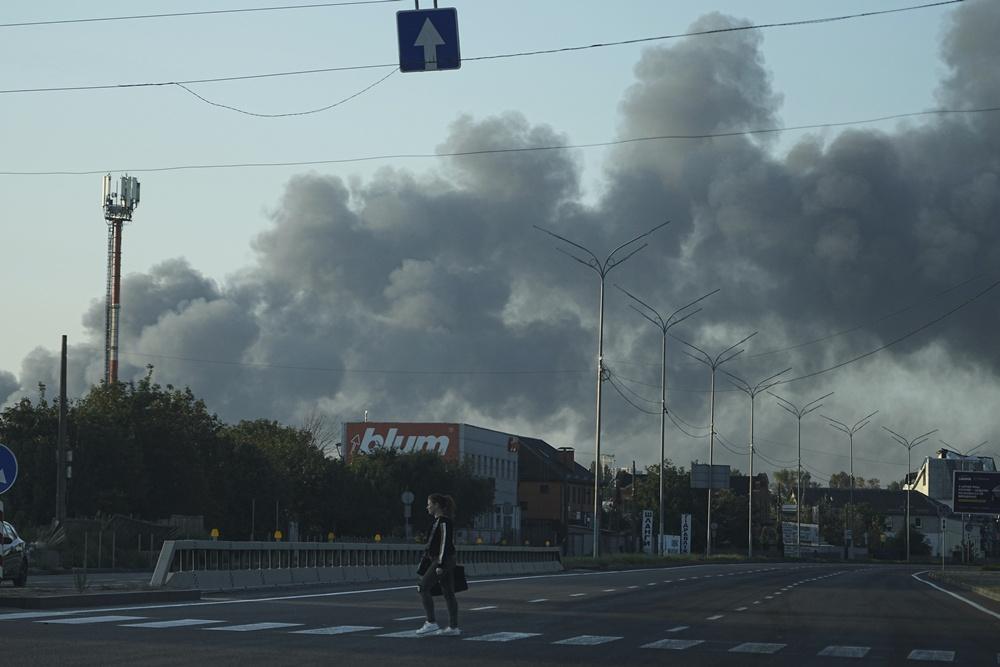 俄羅斯空襲烏克蘭多地,首都基輔有民居及政府大樓被擊中受損。(AP)