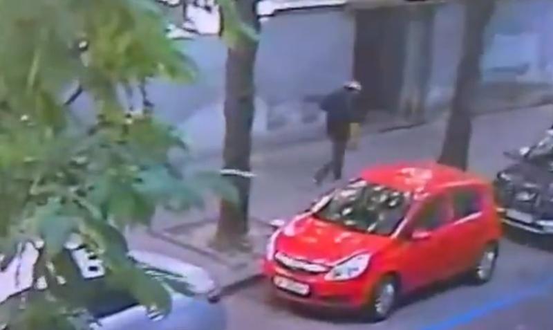 隨後兩人身影被樹遮住,未幾槍手步行逃離。(X)