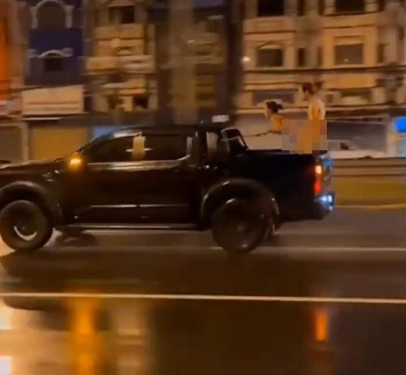 二人穿街過市公開進行性行為如路演,毫不羞恥亦無視當地法律。(X)