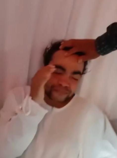 當眾人強行扯下面紗時,發現原來「新娘」留了鬍鬚,是一名男子。(IG)