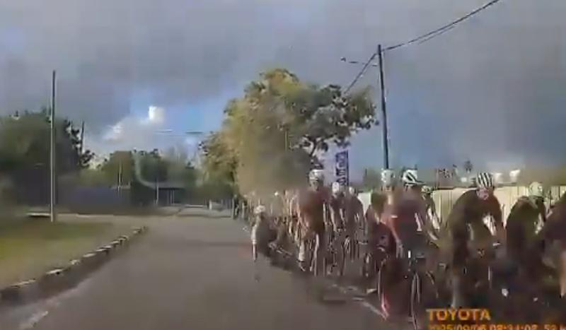 劉男突然失控跌車,倒向對面車道中。(X)