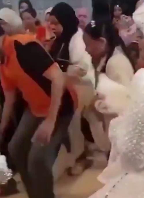 Hakam突然倒地不起,賓客見狀紛紛衝上前搶救。(X)