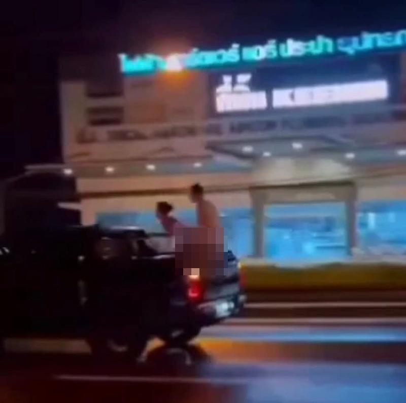 二人穿街過市公開進行性行為如路演,毫不羞恥亦無視當地法律。(X)