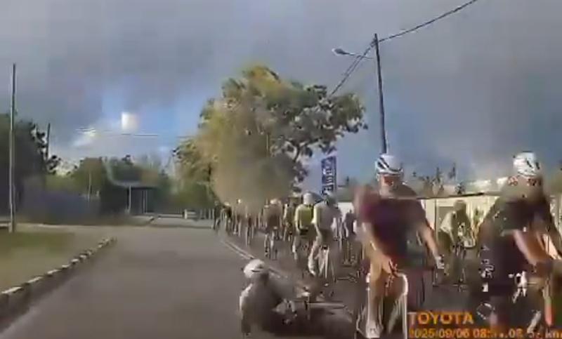 迎面駛來的私家車疑反應不及,直接把他輾過。(X)