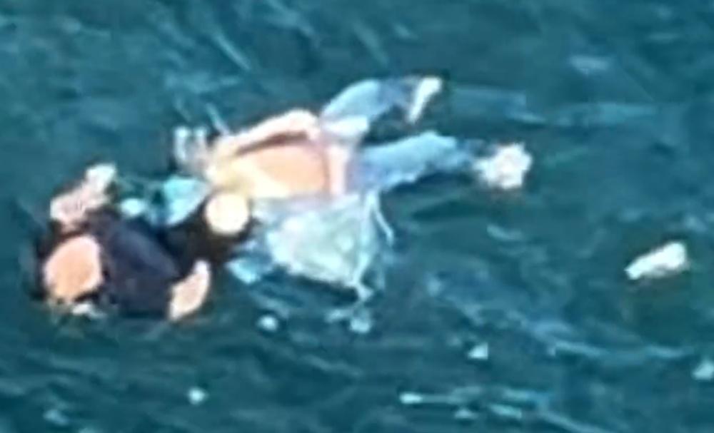 目擊者王女士稱:「救人大哥將女子扶躺在袋子上。」(微博)