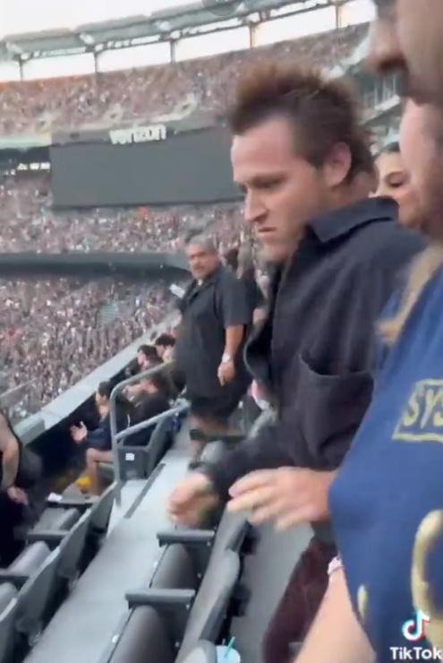 有人朝他砸飲料,還有人衝過揮拳打他後腦。(X)