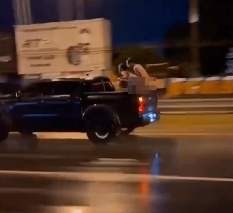 二人穿街過市公開進行性行為如路演,毫不羞恥亦無視當地法律。(X)