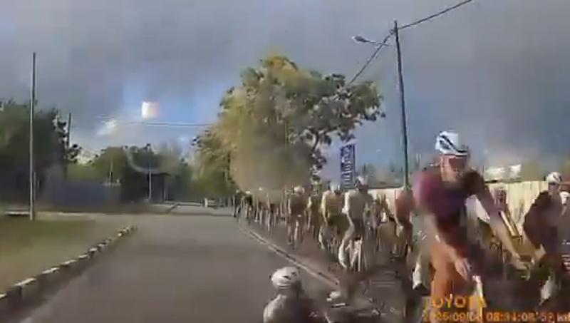 迎面駛來的私家車疑反應不及,直接把他輾過。(X)