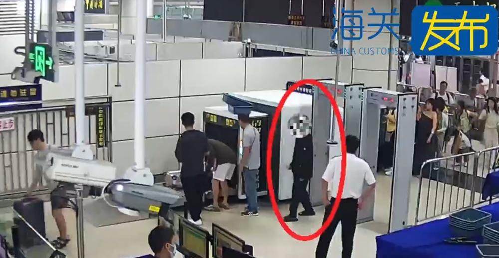 深圳灣口岸北上男不時捂臀部,揭肛門藏含大麻電子煙。(微博)