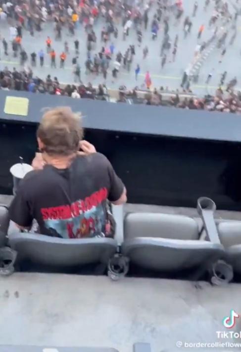 男子神情困惑,似乎不明白自己為何被襲擊。(X)