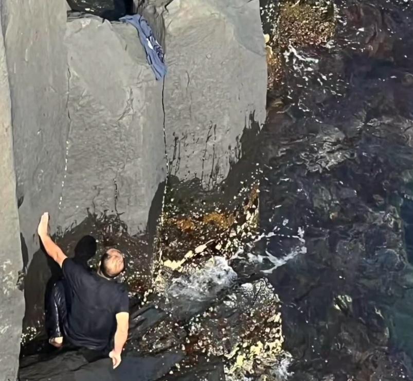 楊先生竟奮不顧身,徒手爬下峭壁落海救人。(微博)