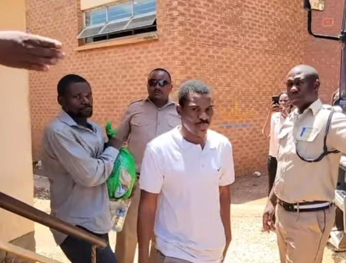 警方在兩人身上搜出活的變色龍及多件巫術道具,包括紅布、不明白色粉末以及一條動物尾巴等物品。(X)