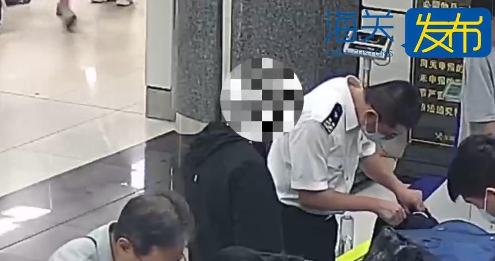 關員對該旅客開展例行檢查。(微博)