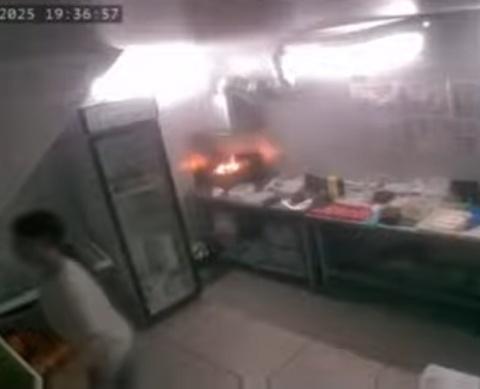 油鍋起火竟用水淋,女職員將咖啡室付諸一炬。(IG)