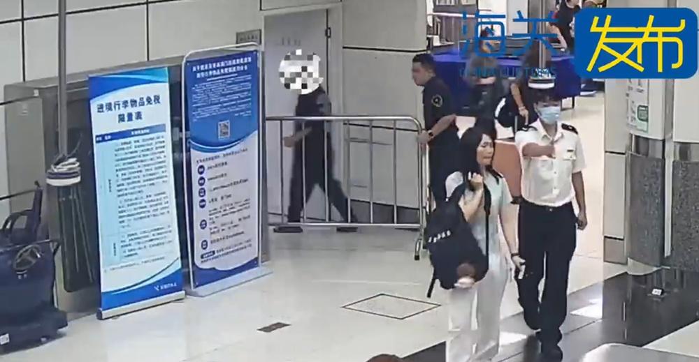 海關關員經進一步檢查,在該旅客肛門內查獲電子煙1支。(微博)