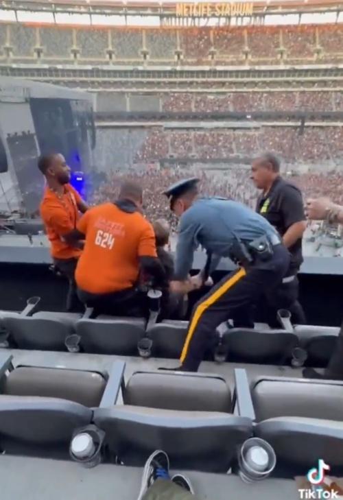 見多名場館保安及警員到場,要求男子離開。(X)