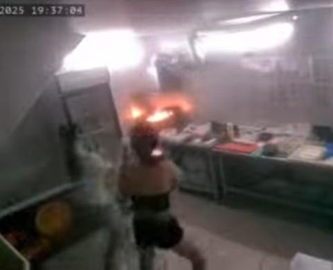 兩名女員工一人拿著一大杯水要滅火,另一人則拿著手機記錄過程。(IG)