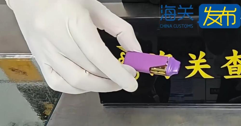 海關關員經進一步檢查,在該旅客肛門內查獲電子煙1支。(微博)